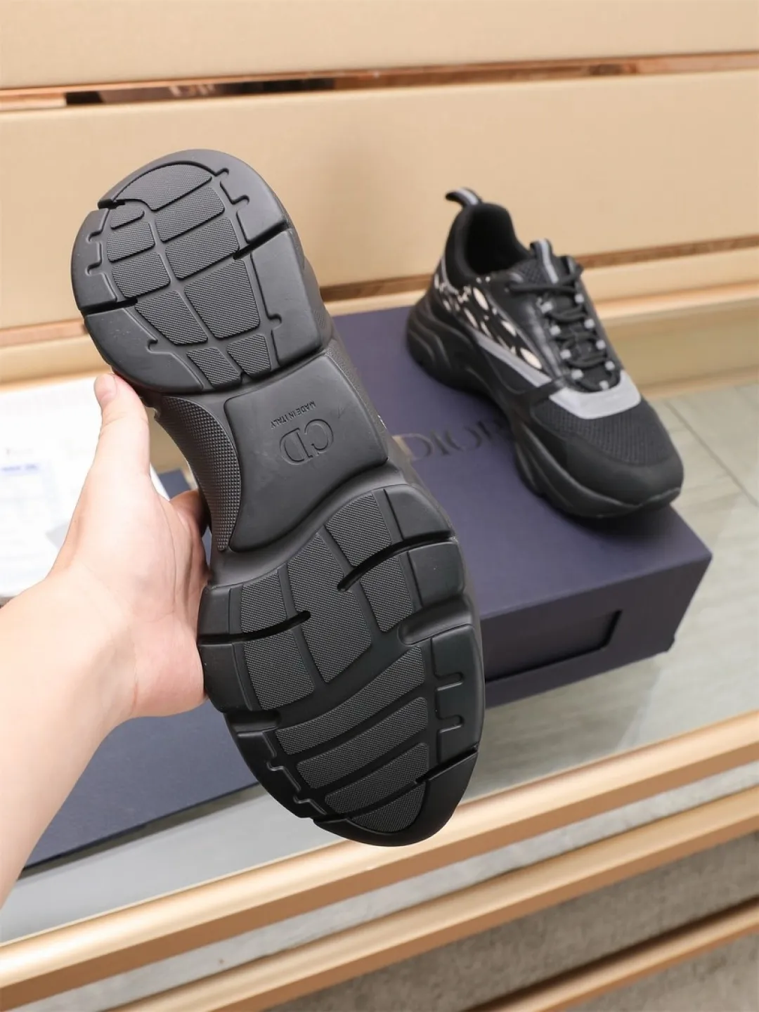 Men's shoes 💰P460💰【Dior】Dior✨ is online at the same time👏 This casual sneaker is a new product in the series and continues Di*r's classic style. The upper is made of original mesh and cow leather, with a two-color textured outsole, and the brand's iconic details on the rear collar and heel to enhance the style. Fashionable and versatile. Wear it with jeans or slacks for a casual look. Size: 38-44 (45 customized)